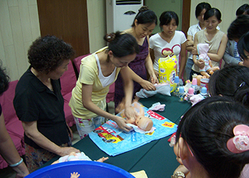 国产精品操我吧母婴育婴师培训婴儿护理实操